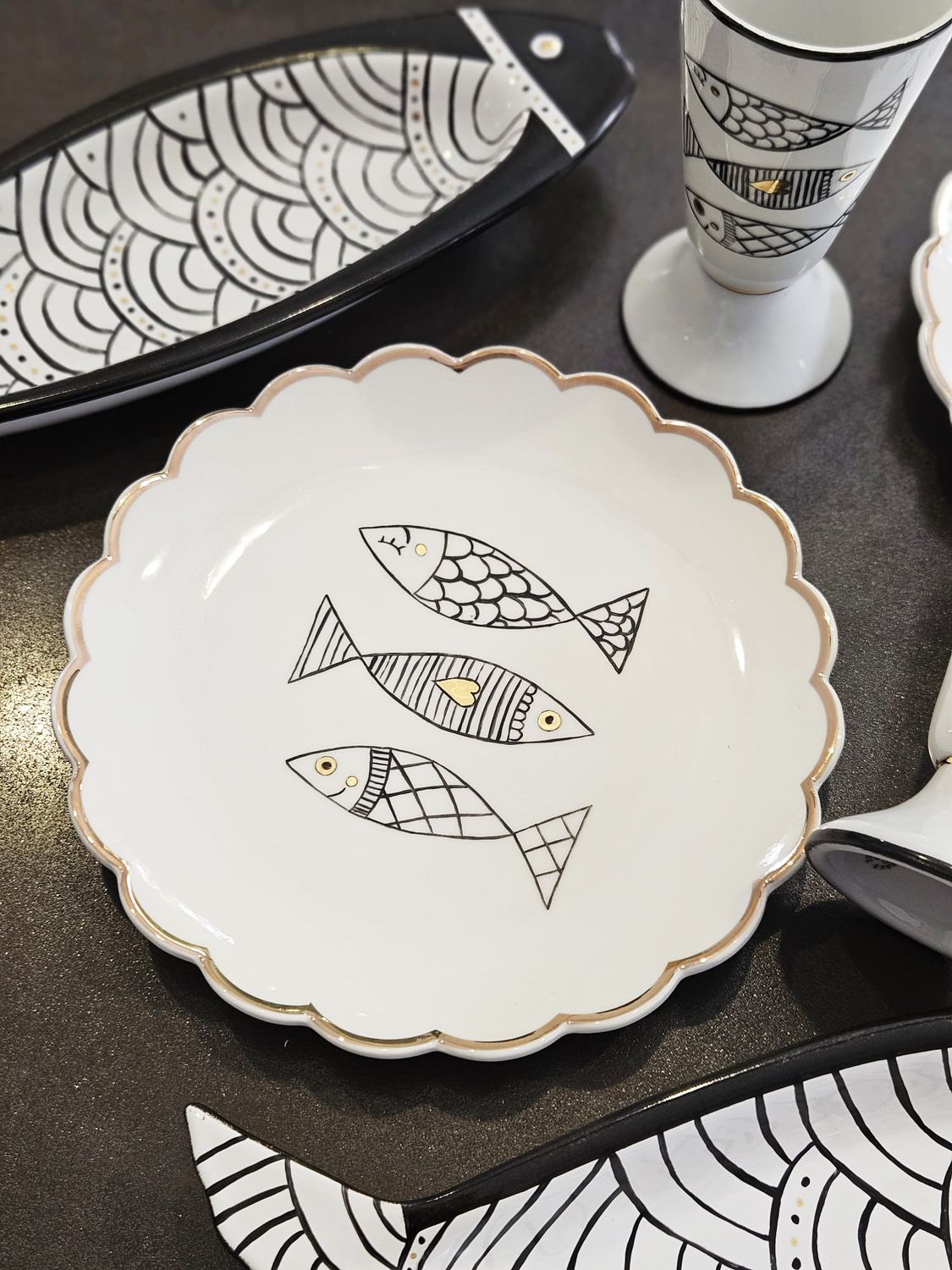 Assiette festonnée "POISSON NOIR"